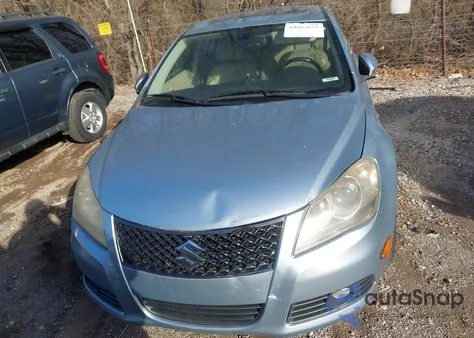 2010 Suzuki Kizashi Sls z USA, uszkodzony, nr VIN JS2RF9A77A6100333